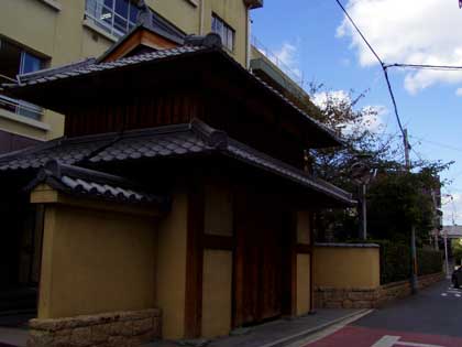 復元された櫓門